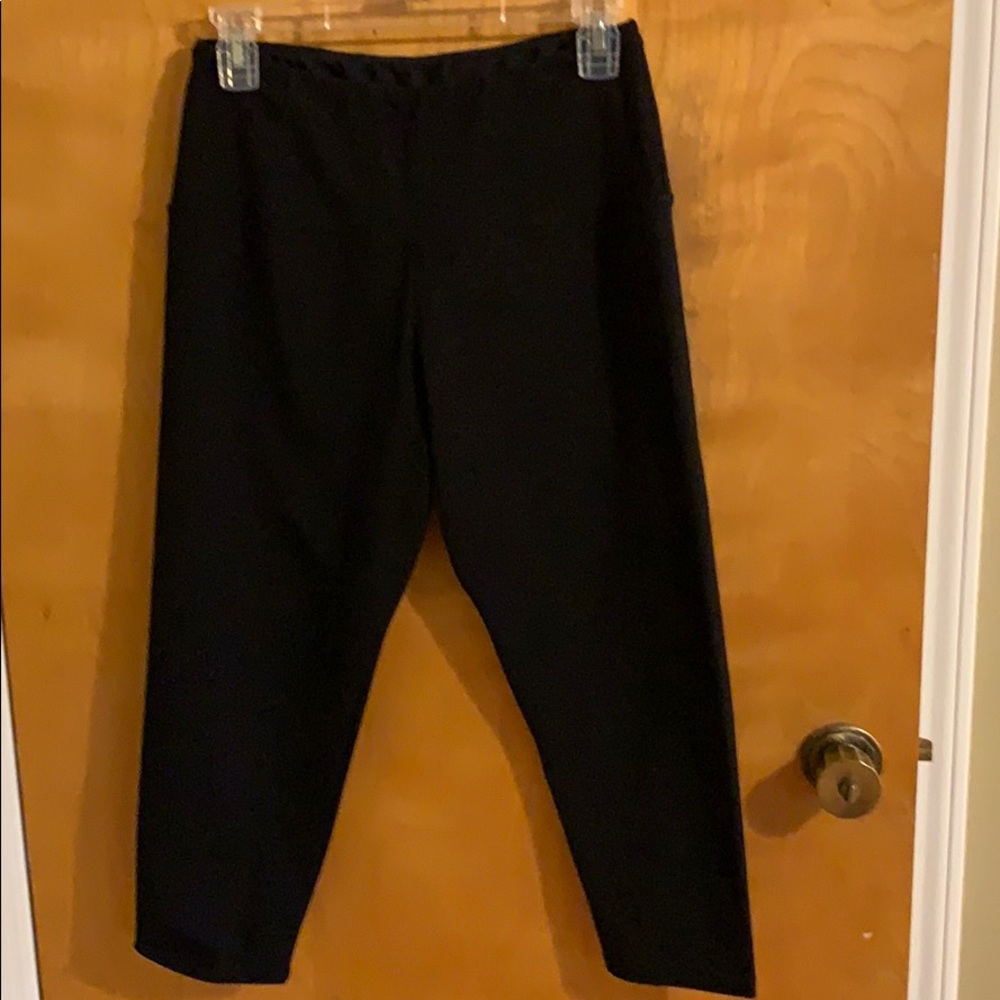 Ruby Ribbon Capri Leggings Black -Size L